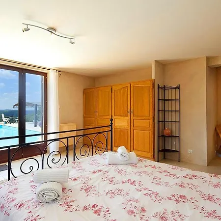 Monteils Sleeps 8 Pool Wifi